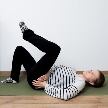 How To Overcome Your Hip Pain: Daily Exercise Routine 1 Woman evaluating her hip pain