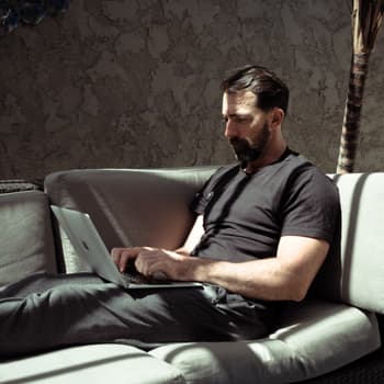 Ryan Hurst relaxing on his pc 
