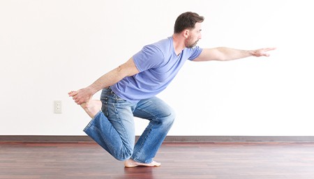 GMB Head Coach Ryan Hurst demonstrating a Shrimp Squat