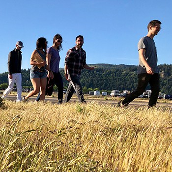 People walking to illustrate Non-Exercise Activity Thermogenesis (NEAT)