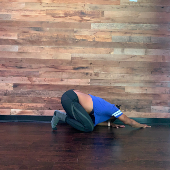 Quadruped sidebending to stretch lats